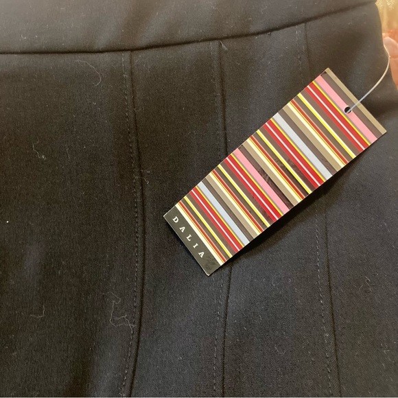 Black fitted midi-skirt with flared “trumpet” hemline - Picture 5 of 5